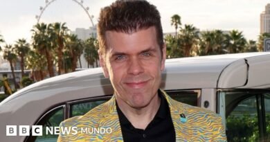 El bloguero Perez Hilton se recupera en un hospital tras informes de que se autolesionó durante una transmisión en vivo - BBC News Mundo