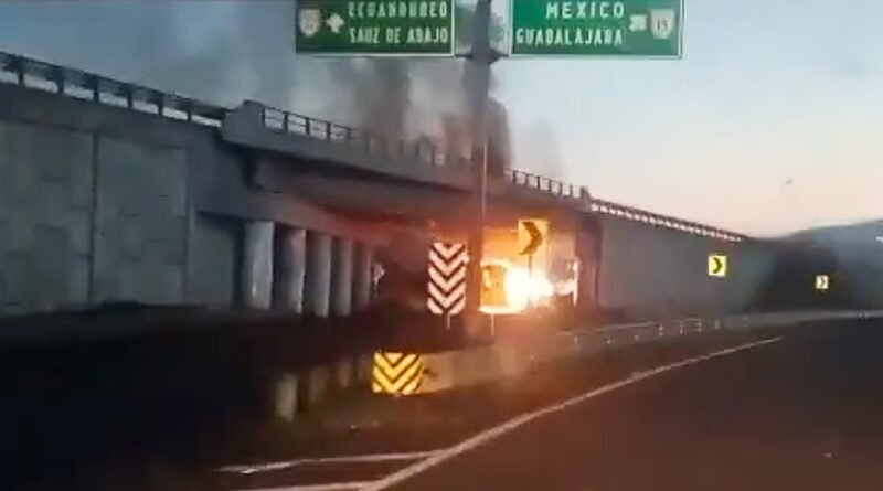 El fuego del crimen prende de nuevo en Michoacán con más de una veintena de bloqueos de carretera