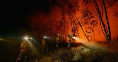 El fuego sigue activo en Niebla: “Es un incendio al que todavía le quedan días de trabajo”