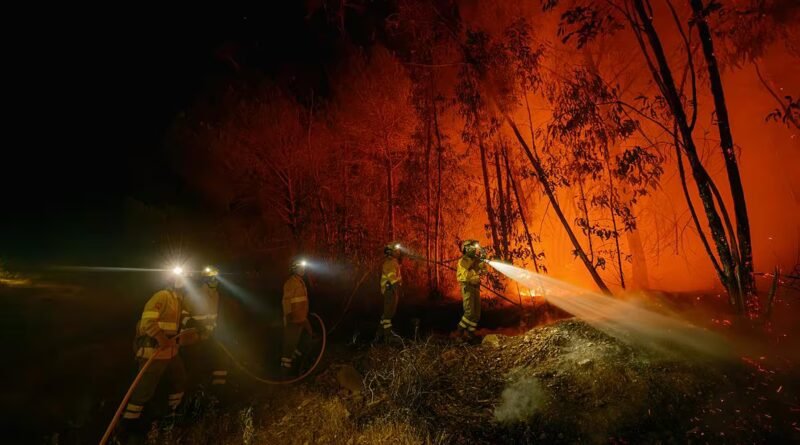 El fuego sigue activo en Niebla: “Es un incendio al que todavía le quedan días de trabajo”