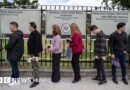 El gobierno de Trump cancela las entrevistas para visas de inmigrantes en los consulados y embajadas de EE.UU. en todo el mundo - BBC News Mundo