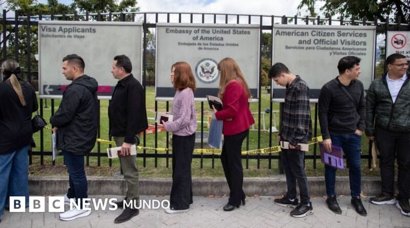 El gobierno de Trump cancela las entrevistas para visas de inmigrantes en los consulados y embajadas de EE.UU. en todo el mundo - BBC News Mundo