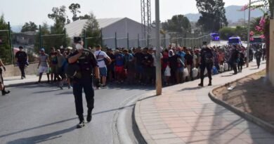 El gran desalojo de la playa de El Trampolín: “No es para ir a Marruecos, es una jaima buena”