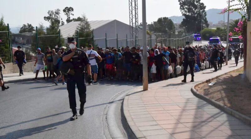 El gran desalojo de la playa de El Trampolín: “No es para ir a Marruecos, es una jaima buena”