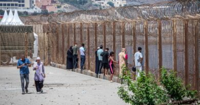 Familiares de jóvenes marroquíes que han cruzado a Ceuta sin haber vuelto aún esperar su retorno este sábado en la valla de la frontera de Castillejos.