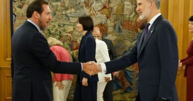 El ministro Puente explica su crítica al Rey por su foto con Javier Negre en Colombia: “Su imagen se contamina. Es inaceptable”