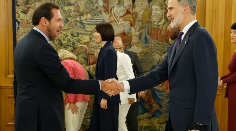 El ministro Puente explica su crítica al Rey por su foto con Javier Negre en Colombia: “Su imagen se contamina. Es inaceptable”
