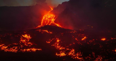 El volcán Etna hace erupción en plena temporada turística provocando pérdidas millonarias y caos en Sicilia - RR Noticias