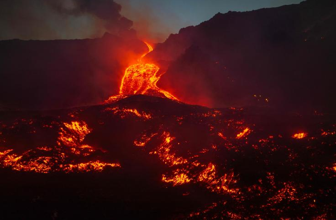 El volcán Etna hace erupción en plena temporada turística provocando pérdidas millonarias y caos en Sicilia - RR Noticias