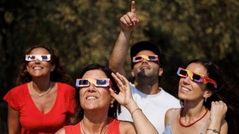 En vivo: Inicia la cuenta regresiva en España para vivir un eclipse solar total único en más de un siglo - BBC News Mundo