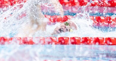 Francia se apoya en una posta supersónica de Marchand para ganar la plata en 4x200