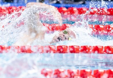 Francia se apoya en una posta supersónica de Marchand para ganar la plata en 4x200