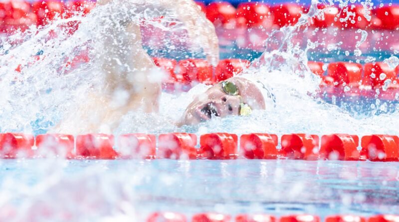 Francia se apoya en una posta supersónica de Marchand para ganar la plata en 4x200