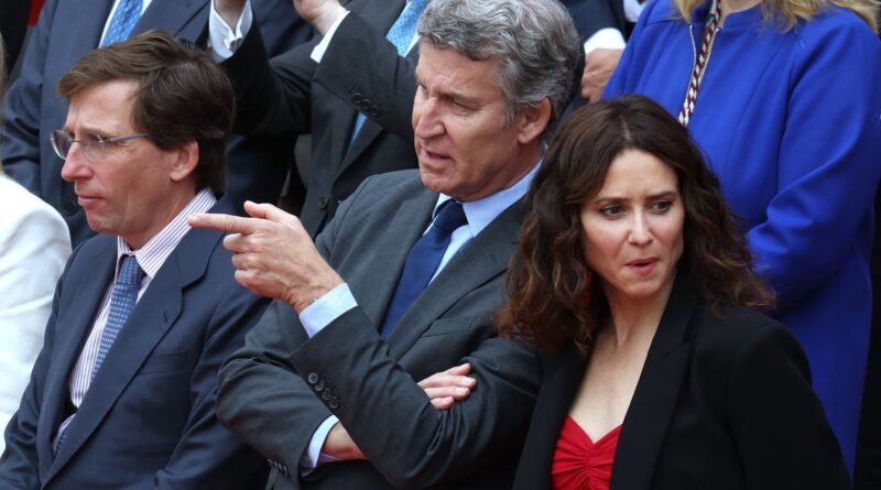 El alcalde de Madrid, José Luis Martínez Almeida, y el líder del PP, Alberto Núñez Feijóo, y la presidenta de la Comunidad, Isabel Díaz Ayuso, en la celebración del 2 de mayo en Madrid.