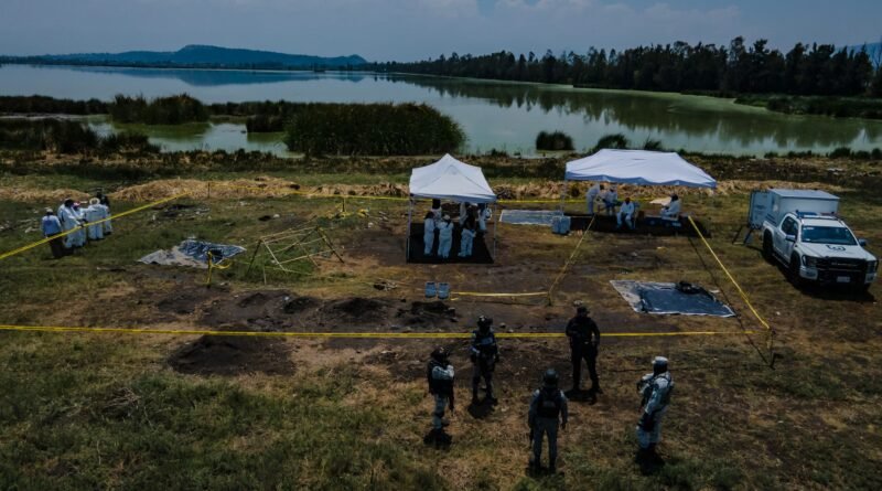 Familiares de personas desaparecidas y autoridades realizan labores de búsqueda en el límite de Tláhuac y Chalco, el 23 de abril.
