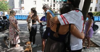 Granada pasa la noche en la calle por el miedo a nuevas réplicas: “Esto acojona mucho, no he dormido nada”