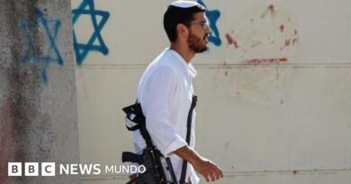 Israel permite el regreso de colonos a un asentamiento en Cisjordania que fue evacuado hace 20 años a pesar de las protestas internacionales  - BBC News Mundo