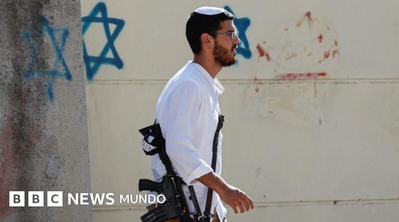 Israel permite el regreso de colonos a un asentamiento en Cisjordania que fue evacuado hace 20 años a pesar de las protestas internacionales  - BBC News Mundo