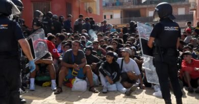La Policía desaloja el campamento instalado junto al recinto de acogida del barrio ceutí de Loma Colmenar