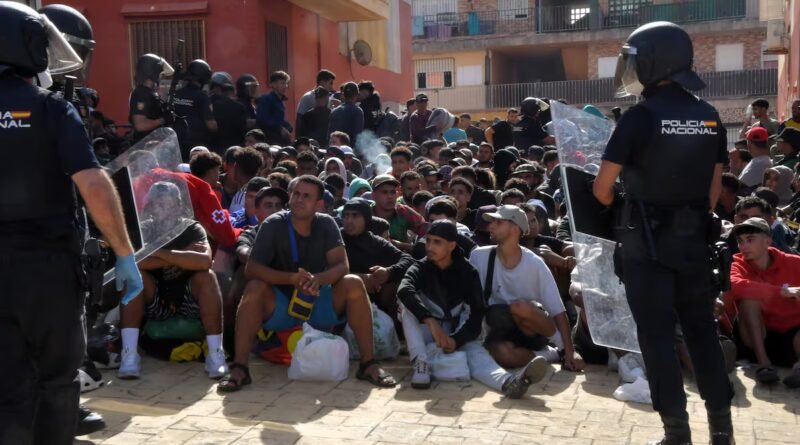 La Policía desaloja el campamento instalado junto al recinto de acogida del barrio ceutí de Loma Colmenar