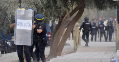 La Policía impide que cientos de ceutíes se enfrenten a los migrantes en la playa de El Trampolín 