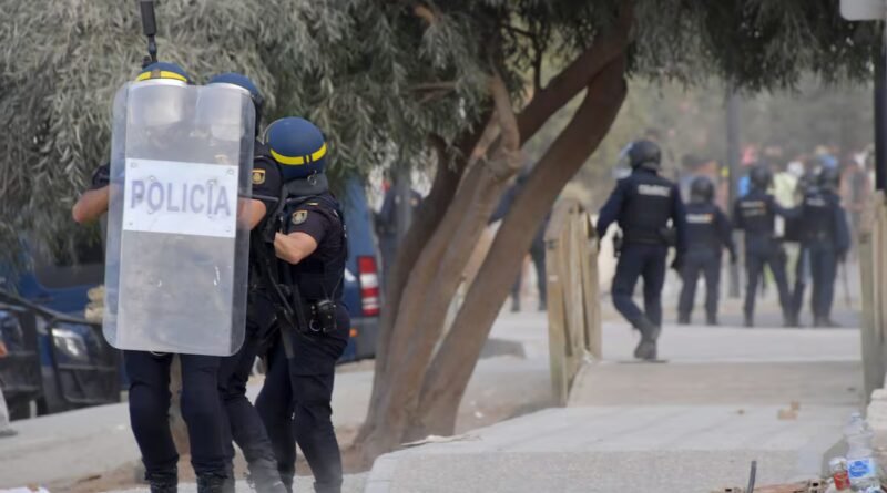 La Policía impide que cientos de ceutíes se enfrenten a los migrantes en la playa de El Trampolín