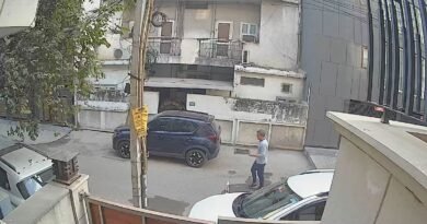Imagen de las cámaras de seguridad del comisario de policía Emilio de la Calle paseando frente a la vivienda de su subalterna en Nueva Dehli (India)
