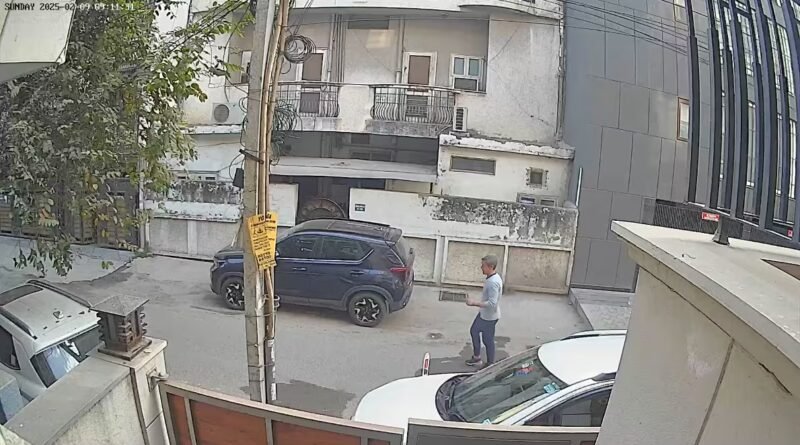 Imagen de las cámaras de seguridad del comisario de policía Emilio de la Calle paseando frente a la vivienda de su subalterna en Nueva Dehli (India)