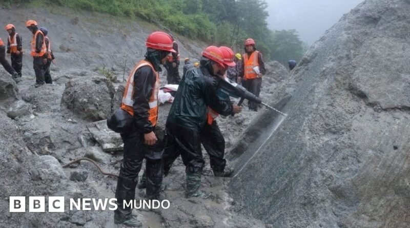 La carrera contrarreloj para salvar a más de 900 trabajadores de centrales hidroeléctricas que se cree están atrapados en túneles tras la avalancha que golpeó Nepal y el Tíbet - BBC News Mundo