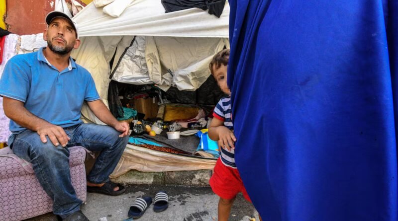 La familia del pequeño Siraj lleva 26 días en un polígono fantasma de Ceuta: “Nadie ha venido a preguntarnos nada”