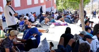 La larga espera para entrar en un centro de migrantes en Ceuta: “Cada día vienen más”