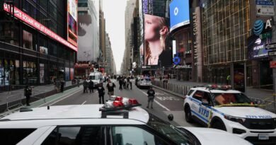 La policía abate a una mujer que había acuchillado a dos personas en Times Square al grito de “Os voy a matar” La policía abate a una mujer que había acuchillado a dos personas en Times Square al grito de “Os voy a matar”