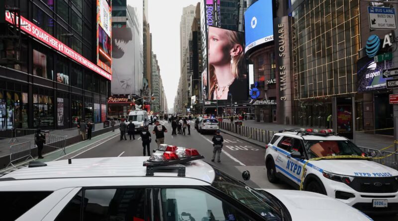 La policía abate a una mujer que había acuchillado a dos personas en Times Square al grito de “Os voy a matar”
