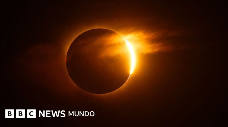 Las impresionantes imágenes del eclipse solar total que se pudo ver en Europa - BBC News Mundo