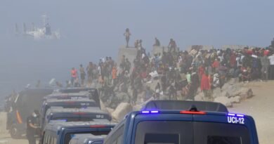 Las palabras de Albares activan el temor a la devolución entre los migrantes llegados a nado a Ceuta