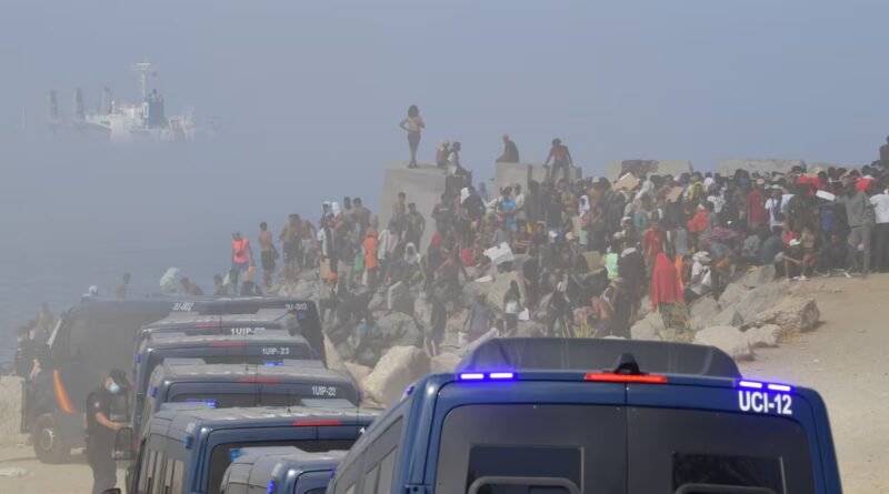 Las palabras de Albares activan el temor a la devolución entre los migrantes llegados a nado a Ceuta