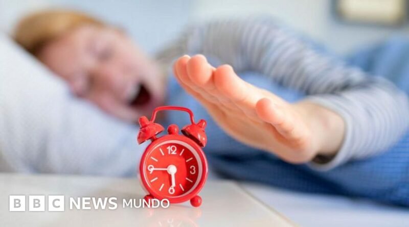 Los curiosos métodos que usaba la gente para despertarse antes de que existieran las alarmas (y el celular) - BBC News Mundo