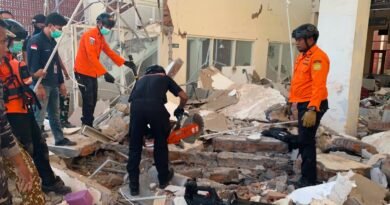 Los equipos de rescate de Indonesia buscan supervivientes tras el terremoto de 7,7 de magnitud