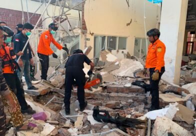 Los equipos de rescate de Indonesia buscan supervivientes tras el terremoto de 7,7 de magnitud