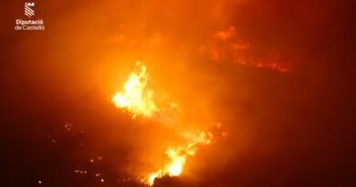 Los vecinos de Gátova, en Valencia, son evacuados por el incendio forestal de Segorbe