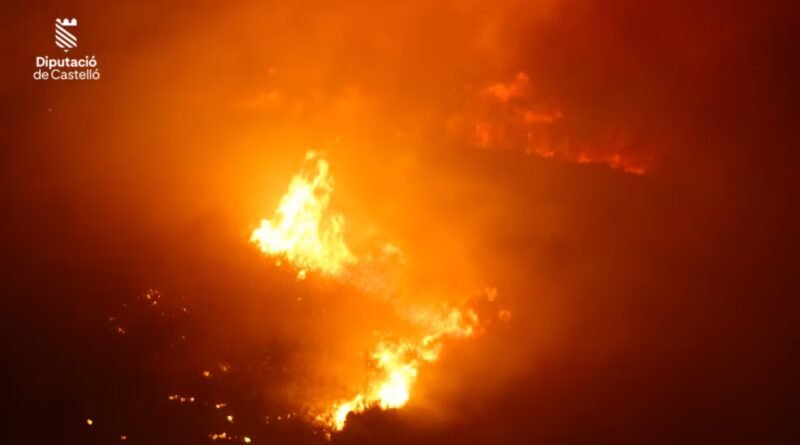 Los vecinos de Gátova, en Valencia, son evacuados por el incendio forestal de Segorbe