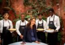 Lourdes  Reyzábal, fundadora de la Fundación Raíces, con algunos de los beneficiarios del proyecto Cocina Conciencia.