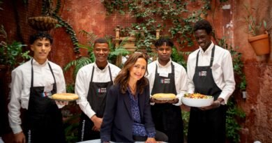 Lourdes Reyzábal, fundadora de la Fundación Raíces, con algunos de los beneficiarios del proyecto Cocina Conciencia.