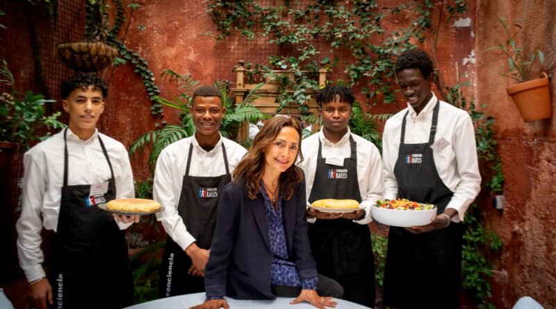 Lourdes Reyzábal, fundadora de la Fundación Raíces, con algunos de los beneficiarios del proyecto Cocina Conciencia.