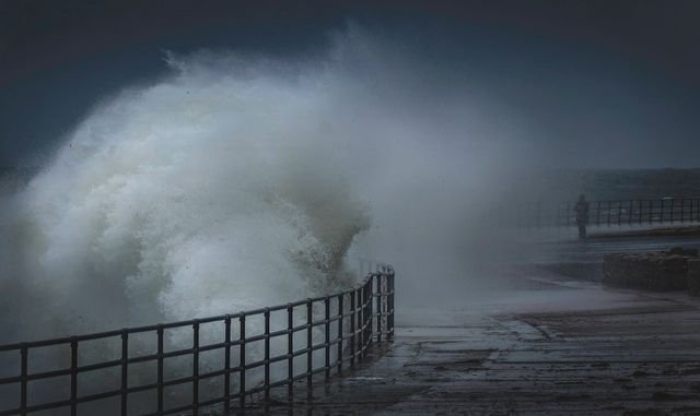 Mantienen alerta por mar de fondo en costas de 6 estados del país; oleaje alcanzarán 2 metros  - RR Noticias