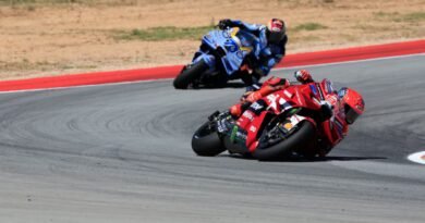Marc Márquez responde al reto de Marco Bezzecchi y gana la ‘sprint’ del GP de Aragón
