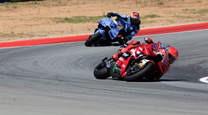 Marc Márquez responde al reto de Marco Bezzecchi y gana la ‘sprint’ del GP de Aragón