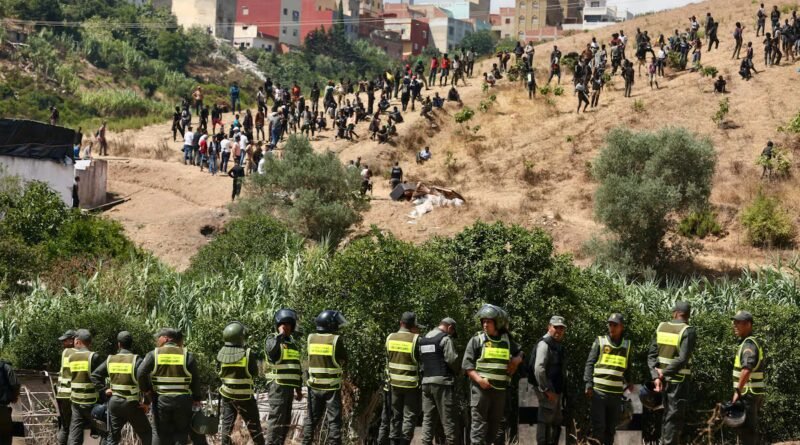 Marruecos frustra el intento de cientos de migrantes subsaharianos de alcanzar Ceuta