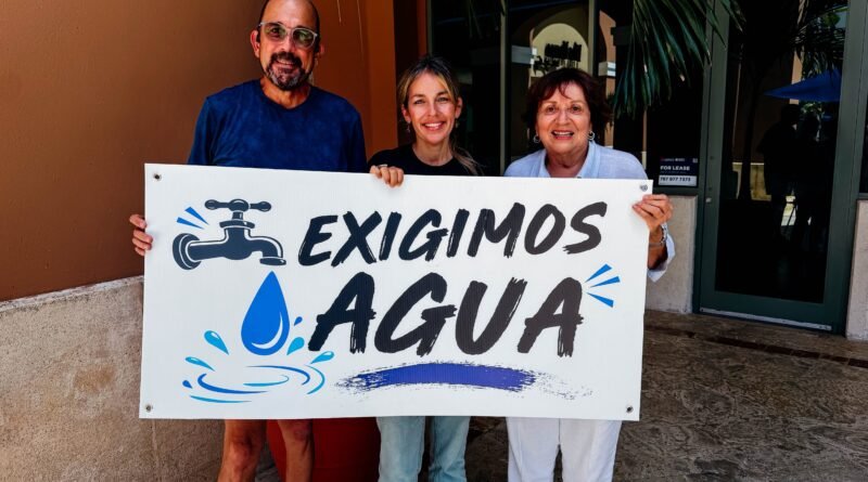 Alfredo Cuyar, Dhara Rivera y Ángeles Acosta, de la coalición Exigimos Agua.