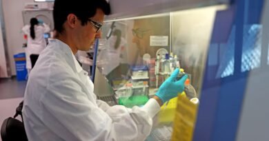 Moderna y Merck anuncian el éxito de la primera vacuna personalizada contra el melanoma y sus acciones se disparan en Bolsa